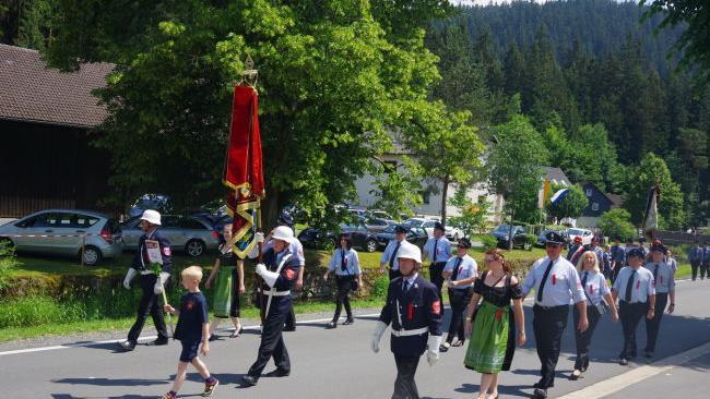 Der gro&szlig;e Festumzug bildete den H&ouml;hepunkt des 125-j&auml;hrigen Jubil&auml;ums der FFW Gifting. Foto: Heike Sch&uuml;lein