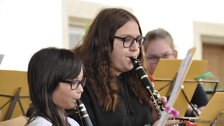 Das Jugendblasorchester der Städtischen Musikschule Münnerstadt unter der Leitung von Thomas Reuß. Foto: Peter Klopf