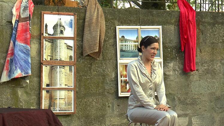 Nach au&szlig;en hin erfolgreich, aber innerlich unzufrieden war Clarissa Hopfensitz alias Valerie Deli in dem Theaterst&uuml;ck.