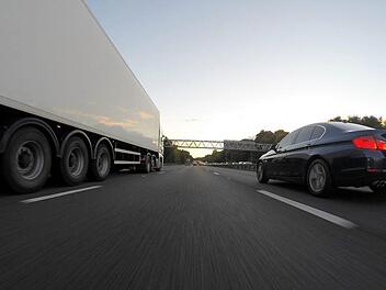 Auf der A9, kurz vor dem Parkplatz Sperbes im Kreis Bayreuth ist ein Mann am Steuer seines Autos eingeschlafen. Jetzt ist sein Fahrzeug nahezu Schrrott. Symbolbild: MikesPhotos/pixabay.com