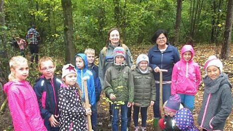 Die dritte Klasse der Grundschule Wiesenttal pflanzt den "Baum des Jahres", eine Flatterulme, unter Aufsicht von Schulleiterin Heidi Wehrfritz und Forstoberinspektorin Rita Satzger.  Fotos: Michael Kreppel
