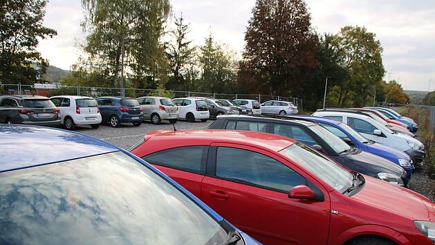 Der provisorische Parkplatz auf dem früheren Jägergrundstück wird noch eine Weile ein Provisorium bleiben. Jetzt gab es neue Vorschläge, die zunächst mit der Regierung abgestimmt werden müssen. Foto: Thomas Malz