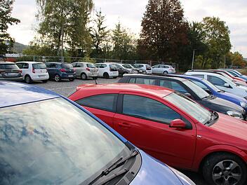 Der provisorische Parkplatz auf dem früheren Jägergrundstück wird noch eine Weile ein Provisorium bleiben. Jetzt gab es neue Vorschläge, die zunächst mit der Regierung abgestimmt werden müssen. Foto: Thomas Malz