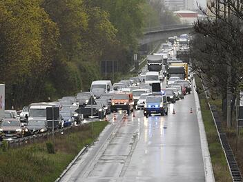 Demo auf Frankenschnellweg in Nürnberg: Verkehrsteilnehmer im Stau auf A73