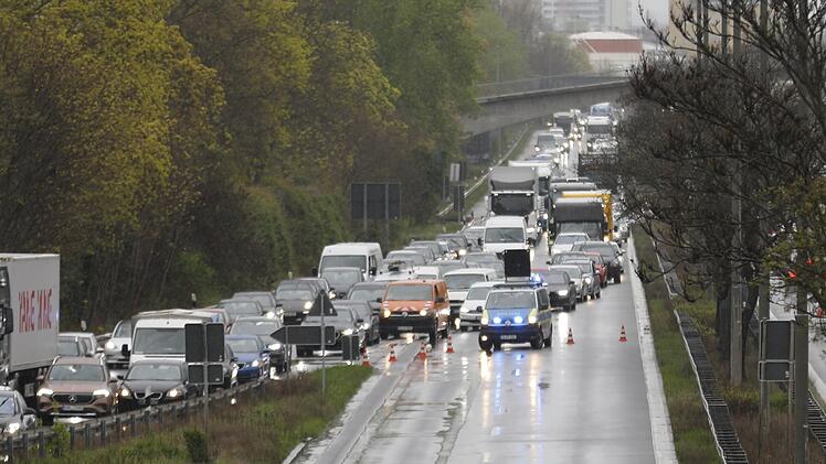 Demo auf Frankenschnellweg in Nürnberg: Verkehrsteilnehmer im Stau auf A73