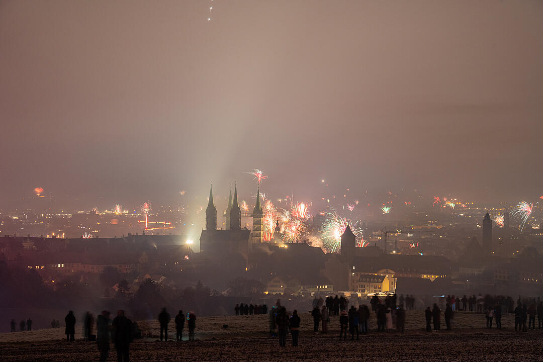 Silvester 2025: Bamberg schießt sich ins neue Jahr 2025 - Feuerwerk über der Domstadt Silvester 2025: Bamberg schießt sich ins neue Jahr 2025 - Feuerwerk über der Domstadt