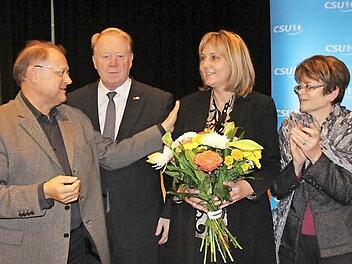 Glückwünsche für Birgit Weber (Mitte) von ihren Unterstützern: Stadtrat Jürgen Oehm, Bundestagsabgeordneter Hans Miichelbach, Bezirksrätin Elke Protzmann, Stadträtin und stellvertretende Frauenunions-Vorsitzende Friederike Werobèl. Foto: Simone Bastian