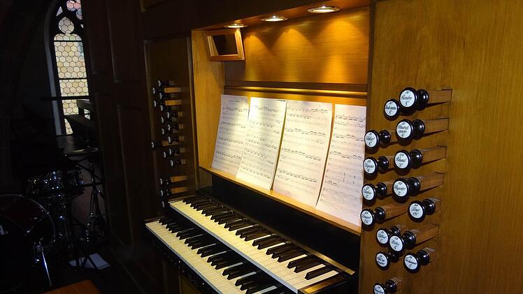 Einiges muss ein Organist koordinieren, um Register, Tasten und Pedale gleichzeitig zu bedienen. Oftmals braucht es eine dritte Hand, um auch die Noten umzublättern.