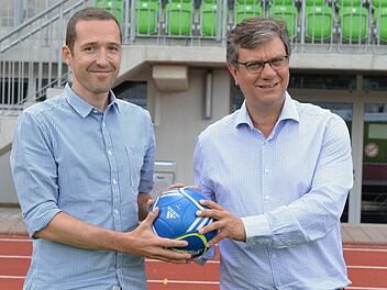 Die Trainersuche ist beendet, ab sofort kann sich beim FC Eintracht Bamberg 2010 wieder alles um die Arbeit mit dem Fußball drehen, v. l.: der neue Cheftrainer Roberto Pätzold, Vorsitzender Mathias Zeck. Foto: R. Rinklef