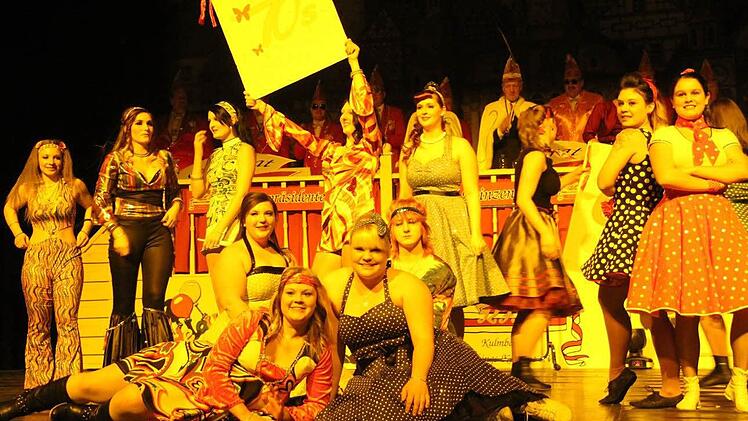 Wenn die 60er die 70er Jahre treffen, kann das ganz schön bunt werden, bewies die Prinzengarde mit ihrem Schautanz. Foto: Sonja Adam