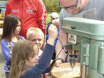 Mit Begeisterung bastelten die Kids aus Fischbach Insektenhotels. Repro: Gerd Fleischmann
