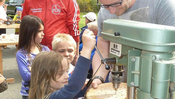 Mit Begeisterung bastelten die Kids aus Fischbach Insektenhotels. Repro: Gerd Fleischmann
