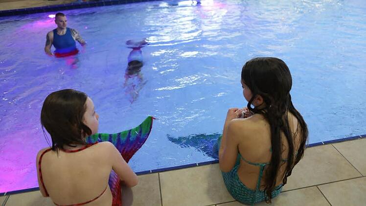Lara und Maja machen eine kurze Verschnaufspause, während Lena abtaucht. Foto: Barbara Herbst