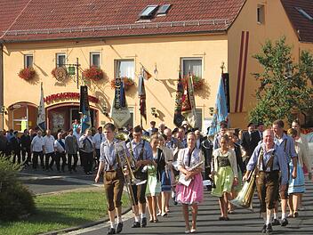 Die beiden Jubelvereine begleiteten Ehrengäste, Ortsbürger und befreundete Kameradschaften bei der Kirchenparade. Foto: Winfried Ehling