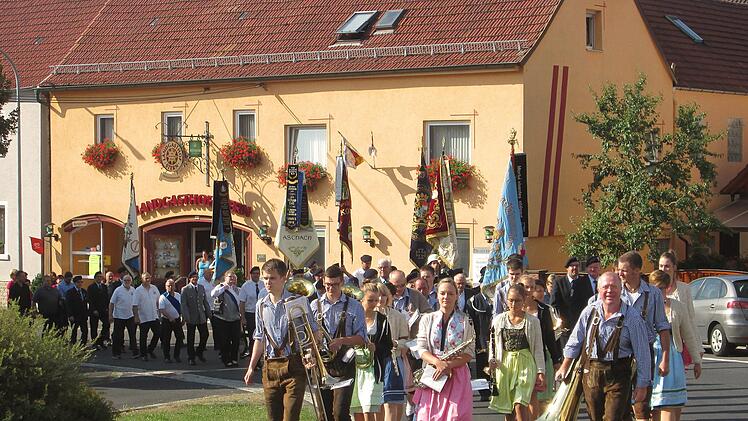 Die beiden Jubelvereine begleiteten Ehrengäste, Ortsbürger und befreundete Kameradschaften bei der Kirchenparade. Foto: Winfried Ehling