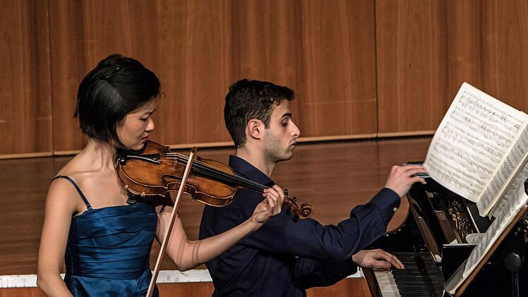 Die Geigerin Mayumi Kanagawa  und der Pianist  Ido Ramot beeindruckten bei ihrem Duoabend im Coburger Kongresshaus.Foto: Jochen Berger