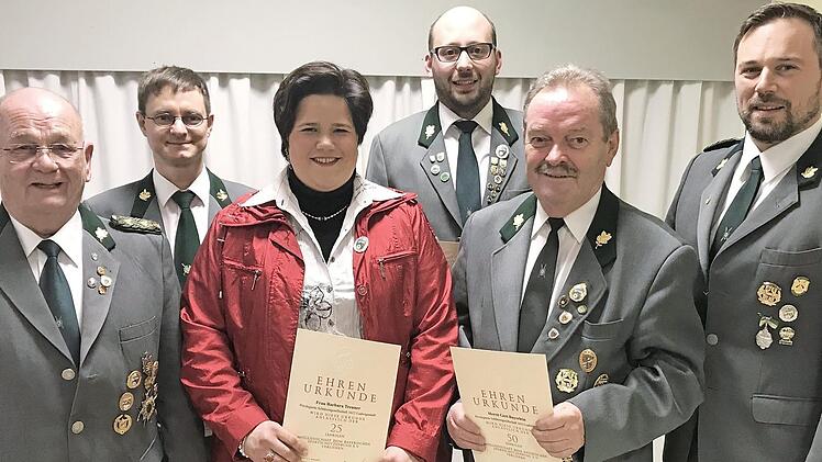 Die Schützen ehrten treue Mitglieder; von links Ehrenschützenmeister Helmut Heyder, Steve Hofmann, Barbara Treuner, Sebastian Methfessel, Gert Bayerlein und Zweiter Schützenmeister Frank Ziener Foto: privat