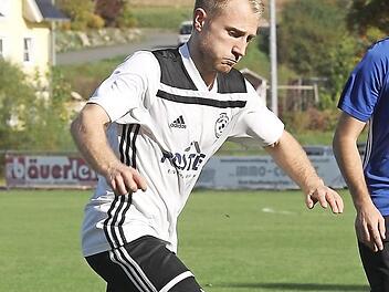 Für den Lauterer Spielertrainer Jonas Cron (links) geht es nach dem 0:5 in Rattelsdorf um Wiedergutmachung.  Foto: sportpress
