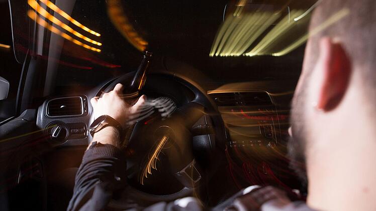 Vermutlich wegen zu hoher Geschwindigkeit und Alkoholkonsums landete ein Auto am frühen Sonntagmorgen im Straßengraben nahe Selb. Symbolfoto: burdun/Adobe Stock