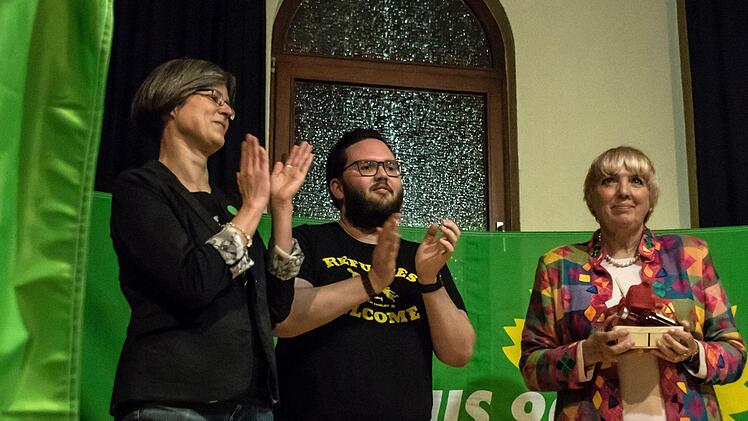 Wahlkampf-Endspurt: Coburgs OB-Kandidatin Ina Sinterhauf, Kevin Klüglein (Vorstandssprecher des Kreisverbands Coburg-Stadt der Grünen) und Claudia Roth (von links) im "Schwarzen Bären in BeiersdorfFoto: Jochen Berger
