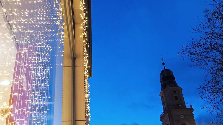 Manche Geschäfte haben die Weihnachtsbeleuchtung schon im Schaufenster eingerichtet.  Foto: Thomas Dettweiler