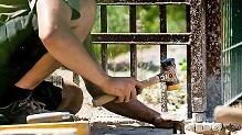Wer Wege pflastert und Parks pflegt, bekommt seit Juli mehr Geld.