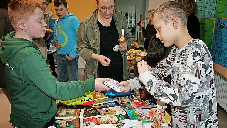 Unterhalten, Feilschen, Rechnen: Bei einem Flohmarkt braucht man vieles, das man in der Schule lernt.