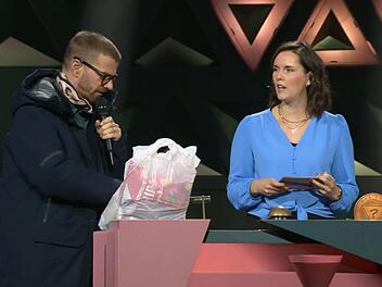 Mit Tankstellen-Snacks im Gep&auml;ck platzte Joko Winterscheidt versp&auml;tet in seine Show. Zuschauerin Kaja hatte ihn netterweise vertreten.