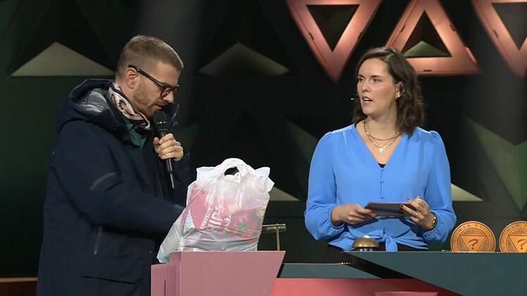 Mit Tankstellen-Snacks im Gep&auml;ck platzte Joko Winterscheidt versp&auml;tet in seine Show. Zuschauerin Kaja hatte ihn netterweise vertreten.