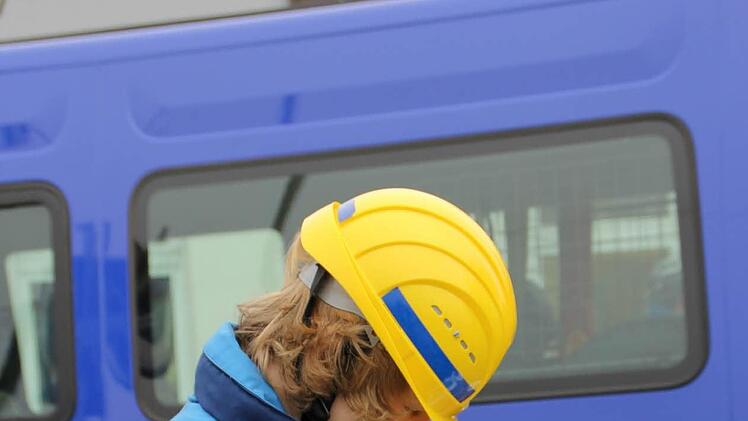 Nach dem Absägen mit einer Metallsäge muss der Stab mit einer Feile nachbearbeitet werden.  Foto: thw