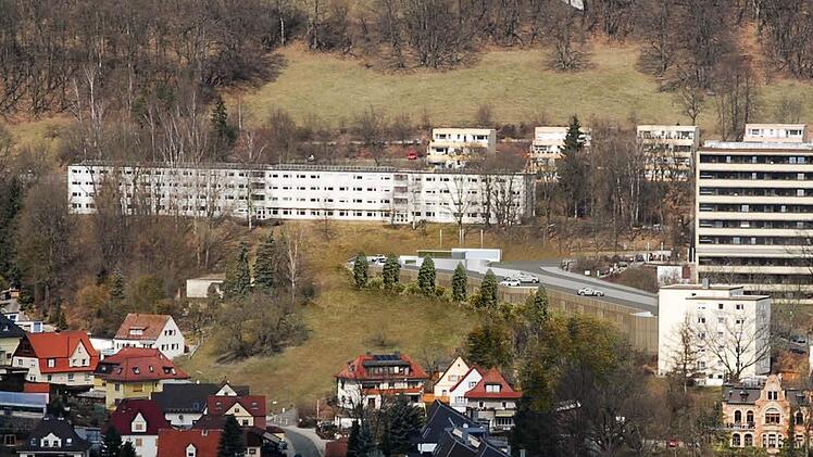 Auf diese Parkhaus-Variante hatte sich der Klinikums-Zweckverband im April verständigt. Entlang der Albert-Schweitzer-Straße soll unter Einbeziehung des bisherigenWendehammers ein dreigeschossiger Bau mit etwa 140 Stellplätzen entstehen. Der visualisierte Entwurf sieht eine Holzverkleidung für die Fassade vor. Foto: Entwurf AMP Parking