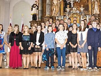 Die Firmlinge vor dem Altar der Ebensfelder Pfarrkirche Foto: Hartmut Klamm