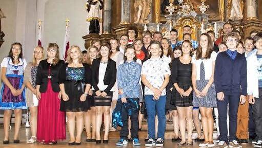 Die Firmlinge vor dem Altar der Ebensfelder Pfarrkirche Foto: Hartmut Klamm
