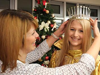 Krönung, die Zweite: Jessica Essler setzt dem Christkind Tina Leicht erneut die Krone auf.  Foto: Sabine Herteux