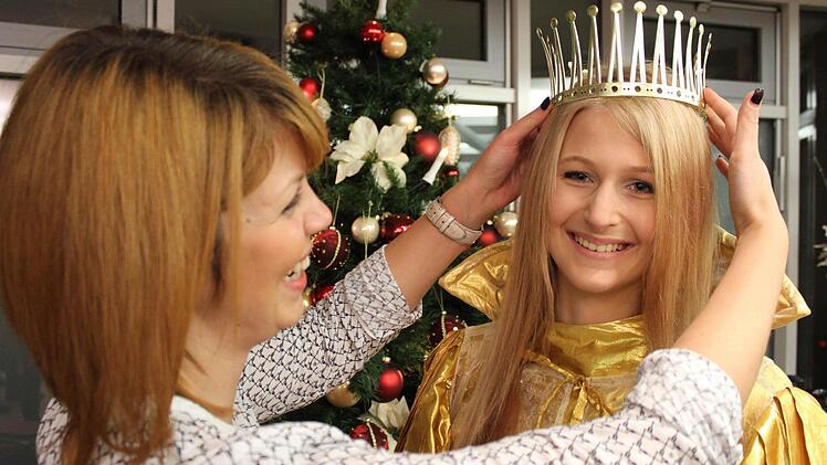 Krönung, die Zweite: Jessica Essler setzt dem Christkind Tina Leicht erneut die Krone auf.  Foto: Sabine Herteux