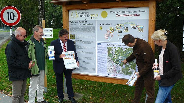 Betrachten am Wander-Informations-Punkt die Routen: (von rechts) Carolin Gehring, Bürgermeister Roland Wolfrum, Landrat Klaus Peter Söllner, Sepp Madl von der Ortsgruppe Stadtsteinach des Frankenwaldvereins und Hans Kotschenreuther vom Stadtsteinacher Fremdenverkehrsamt.  Foto: Klaus-Peter Wulf