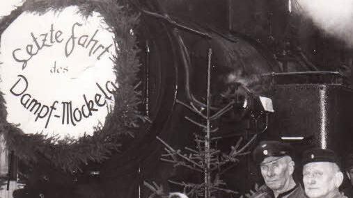 Mit dem "Mockela" nahmen auch Oberlokführer Andreas Bär und Obertriebwagenführer Hans Fehn - seit 1936 auf der Strecke tätig - Abschied vom Arbeitsleben und schließlich auch von ihrer Lokomotive. Repro: Gerd Fleischmann