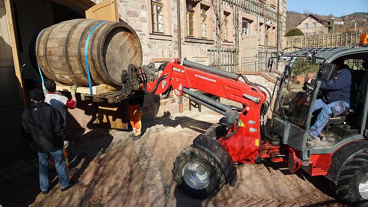 Das Fass wird aus dem Museum geholt.Foto: Arkadius Guzy