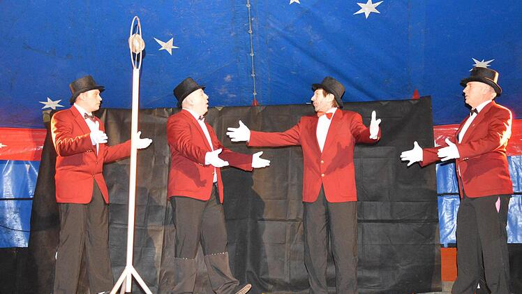 Die Oldies intonieren hier noch Lieder der 20er Jahre. Dass sie darunter kesse Ballettr&ouml;ckchen tragen, ahnen nur wenige.