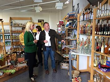 Bereits mehrfach informierte sich Umweltministerin Ulrike Scharf im Landkreis, hier mit Landrat Thomas Bold in Oberbach.  Foto: Melanie Hofmann