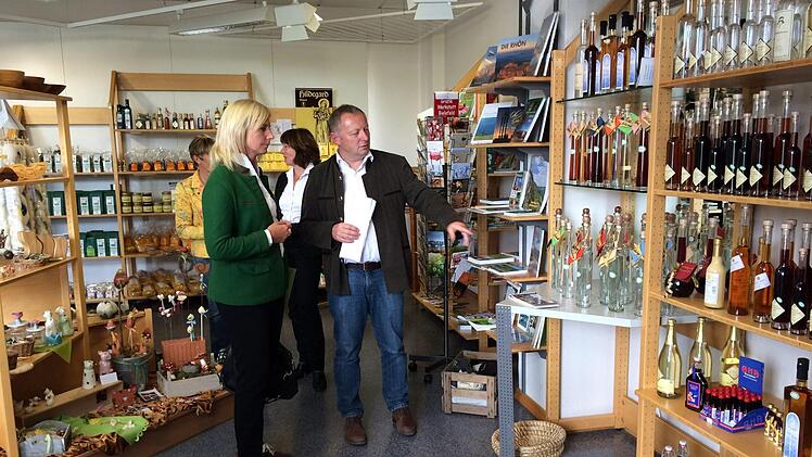 Bereits mehrfach informierte sich Umweltministerin Ulrike Scharf im Landkreis, hier mit Landrat Thomas Bold in Oberbach.  Foto: Melanie Hofmann