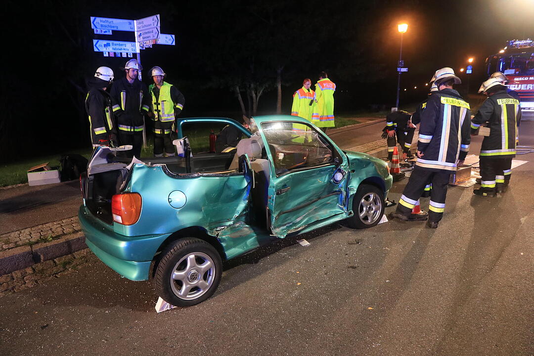 Schwerer Unfall in Hallstadt - Fahrer flieht
