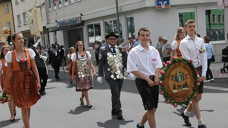 Schützenkönig Florian Löffer (Mitte) und Jungkönigin CarolinGrüdl (Vierte von rechts). Foto: Veronika Schadeck
