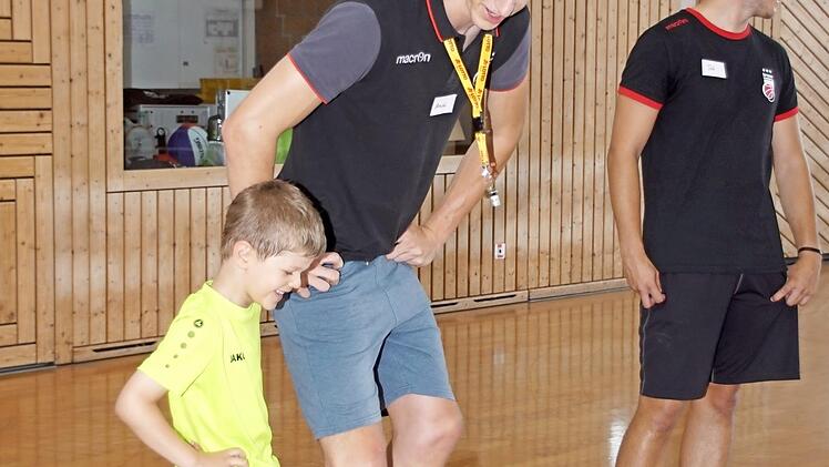 Schuhgrößenvergleich zwischen Jakob und Brose-Jugendtrainer Andreas Niklaus.