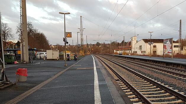 F&uuml;r gut drei Stunden ruhte auch im Maintal und auf der Strecke von Bamberg nach Ebern der Zugverkehr.  Brigitte Krause