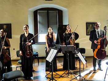 Reichlich Applaus gab es für die Interpreten des Coburger Rathauskonzertes (von links): Shoko Okushiba, Judith Volz, Kyoko Frank, Annemarie Birckner und Johannes Keltsch.Foto:Jochen Berger