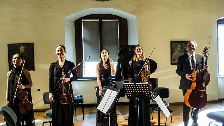 Reichlich Applaus gab es für die Interpreten des Coburger Rathauskonzertes (von links): Shoko Okushiba, Judith Volz, Kyoko Frank, Annemarie Birckner und Johannes Keltsch.Foto:Jochen Berger