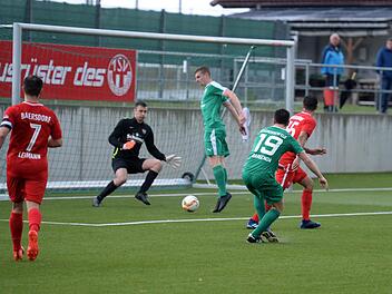 Der letzte Treffer beim klaren Heimsieg: Die Baiersdorfer Abwehr lässt dem Neudrossenfelder Claudio Bargenda (Nummer 19) zu viel Platz, den dieser nutzt und zum 4:1 trifft. Foto: Peter Mularczyk