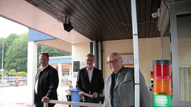 Oberbürgermeister Ingo Lehmann, der Leiter der Stadtwerke, Stephan Pröschold, und Verwaltungsrat Lothar Seyfferth (von links) hoffen trotz Corona auf eine schöne Freibadsaison. Das grüne Licht an der Ampel am Eingang zeigt an, dass noch Besucher ins Bad dürfen. Foto: Jürgen Gärtner