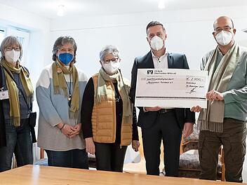 Spendenübergabe an den Hospizverein; im Bild (von links) Käthe Goné, Doris Häublein, Gabi Daig und Brigitte Brückner vom Verein, ait-Geschäftsführer Marco Roßmerkel, Vorsitzender Markus Ipta und Anne Müller von der ait-deutschland GmbH